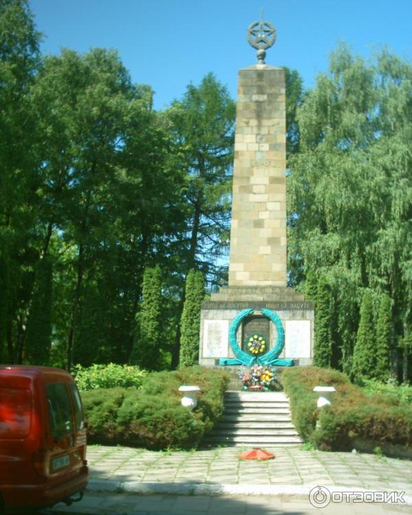 Обелиск, посвященный павшим советским воинам в Кутах