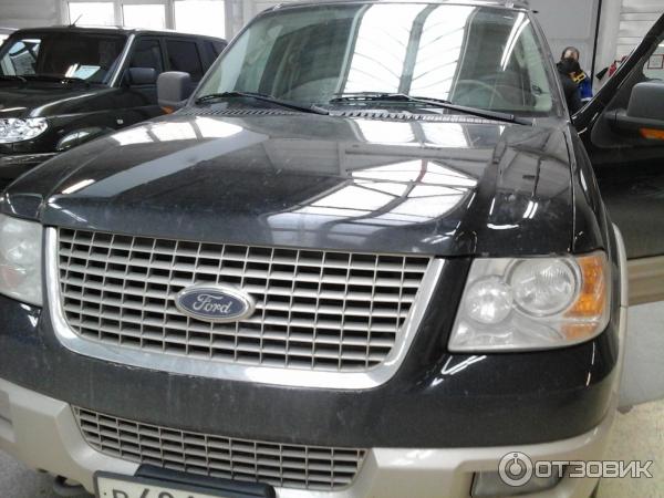 Большой и красивый автомобиль.