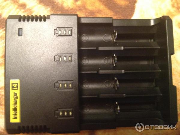 Общий вид сверху зарядного устройства nitecore i4