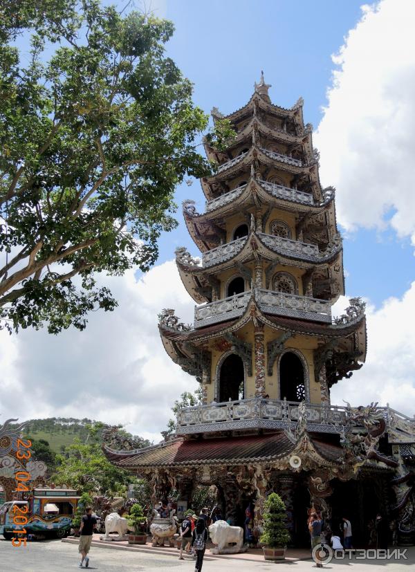 Пагода Linh Phuoc в Далате. Колокольня.