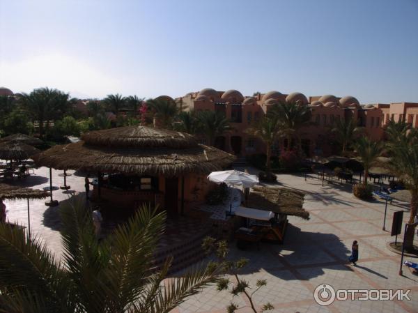 Бар у главного бассейна отеля Iberotel Makadi Oasis