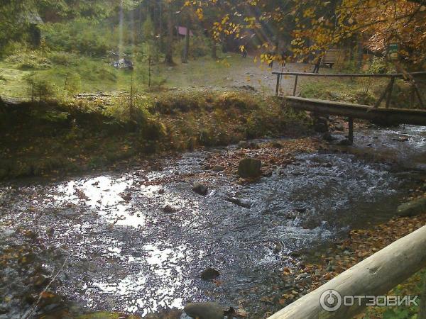 у подножья водопада, переход через мостик