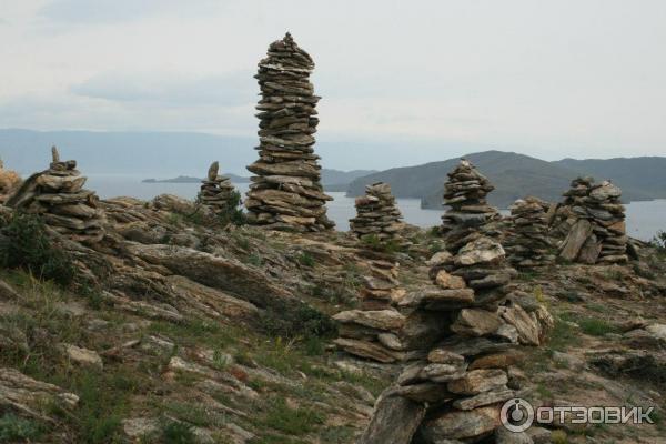 Фото 4. Пирамиды из камней на пригорке