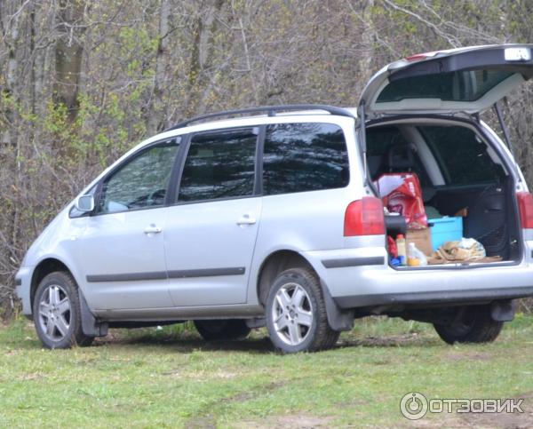 Автомобиль Volkswagen Sharan - минивэн фото