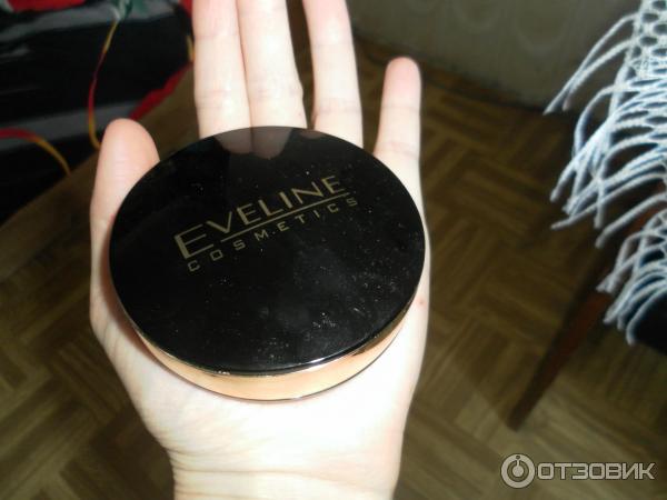 Минеральная матирующая компактная пудра с разглаживающим эффектом Eveline Celebrities Beauty фото