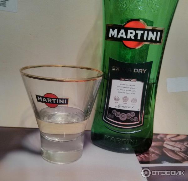 Мартини экстра драй коктейли. Martini Extra Dry/мартини Экстра драй. Вермут мартини Бьянко крепость. Мартини Экстра драй крепость. Мартини Бьянко Экстра драй вкус.