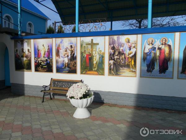 Почаевская лавра. Источник Св. Анны (Украина, Почаев) фото