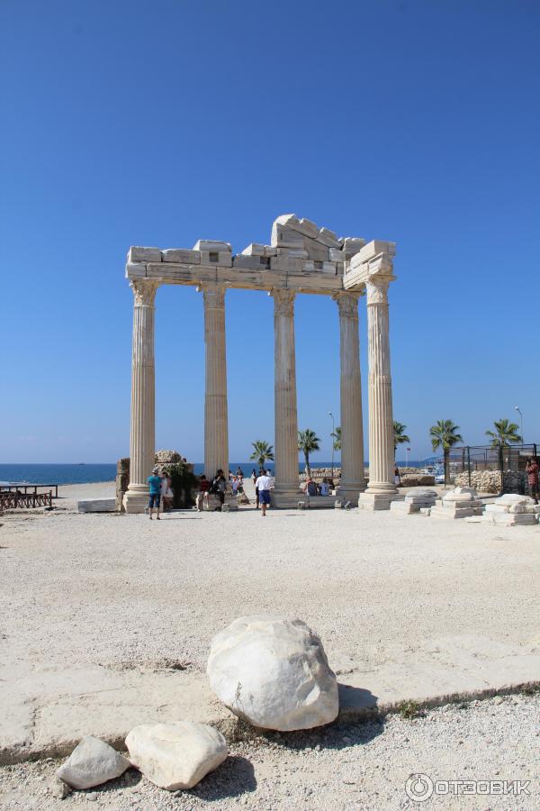 Средиземное море турция сиде. Я люблю сиде памятник. Ворота веспасиана сиде. Храм артемиды сиде. Сиде стоит ли ехать.