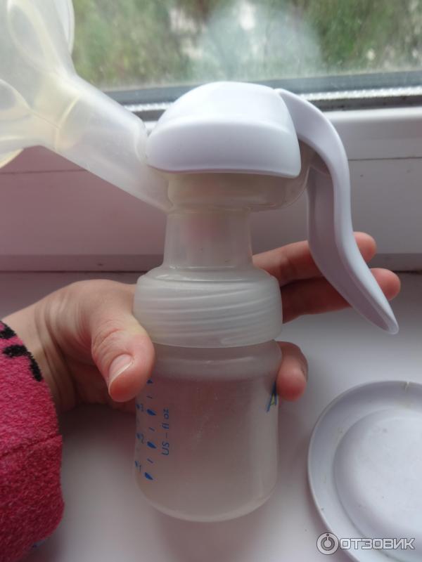 Сцедить молоко молокоотсосом ручным. Молокоотсос в действии. Как сцеживать молоко молокоотсосом ручным. Поза для сцеживания молока молокоотсосом. Молокоотсос для грудного молока ручной аветн.