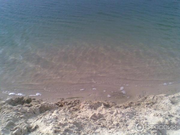 Прозрачная и чистая вода озера