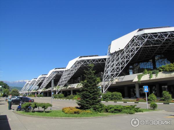 Аэропорт сочи в каком городе. Аэропорт адлер фото. аэропорт сочи фото. фото гор за аэропортом сочи. показать фото аэропорта город адлер.