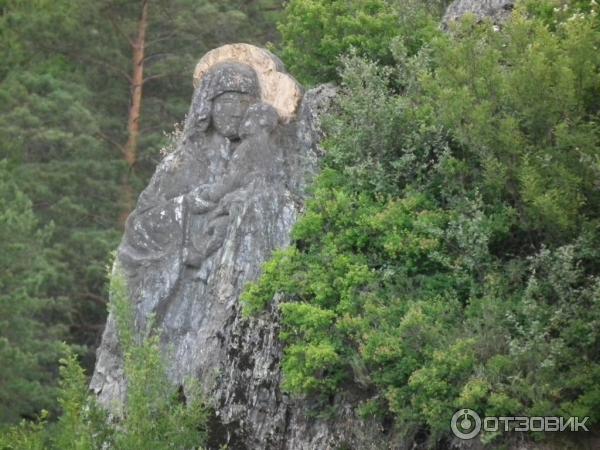 Каменная скульптура Богоматери, высеченная на скале острова Патмос