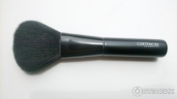 Кисть косметическая для румян Blush Brush Catrice фото