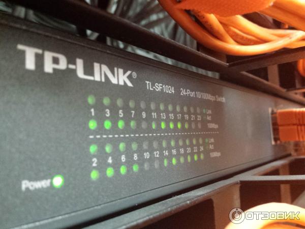 Коммутатор TP-Link TL-SF1024 светодиоды видны под углом