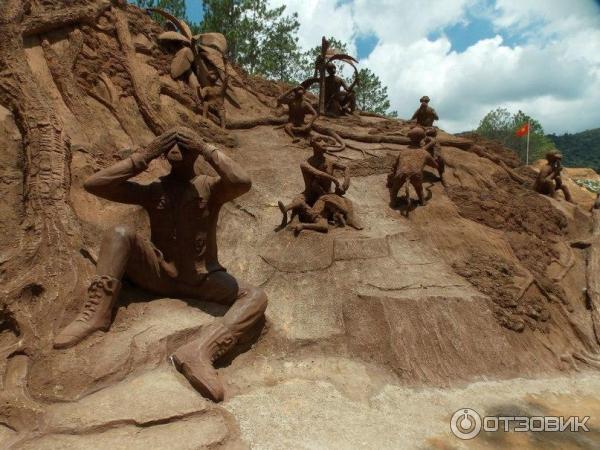 Подземный тоннель с глиняными скульптурами в Далате - Палаван