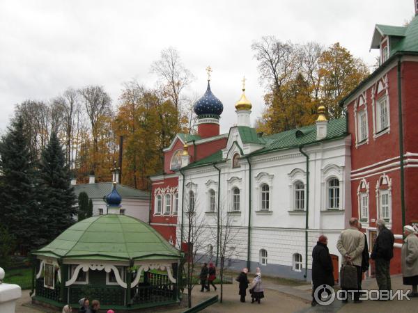 Паломнические поездки в псково печерский монастырь. Трапезная Псково-Печерского монастыря. Тарарыгина башня Псково-Печерского монастыря. Псково-Печерская духовная семинария. Псково-Печерский цветник.