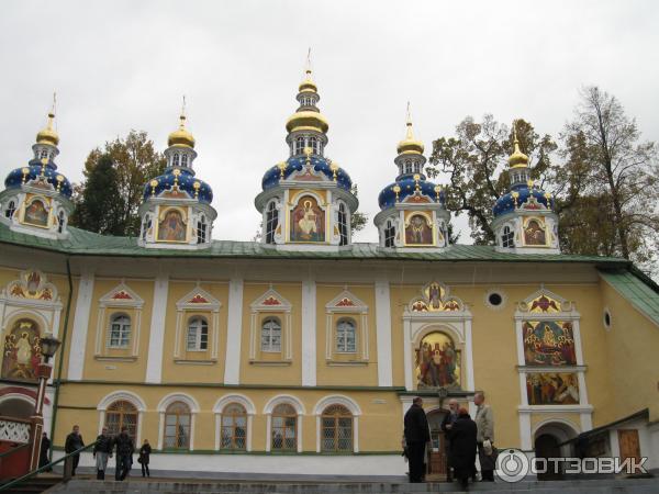 Псково печерский монастырь паломнический центр. Карета в Псково Печерском монастыре. Пещеры Богом зданные Свято-Успенского Псково-Печерского монастыря. Псково-Печерская духовная семинария.