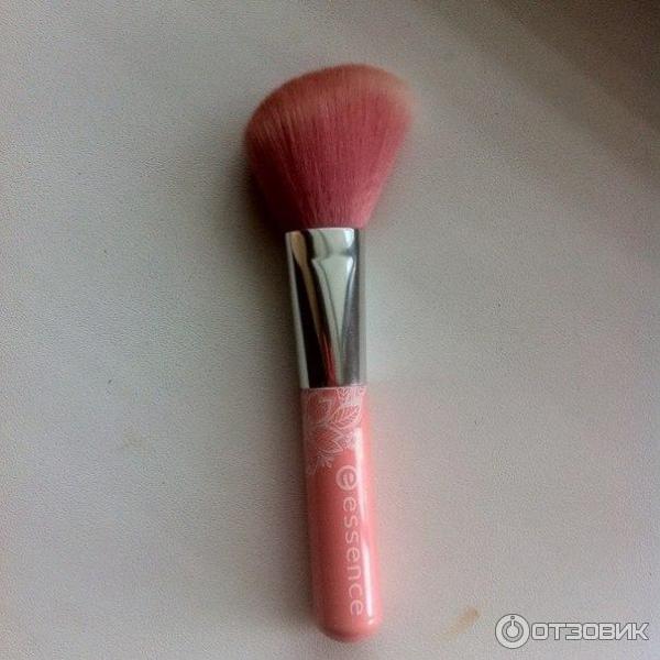 Кисть для румян Essence Blush Brush фото