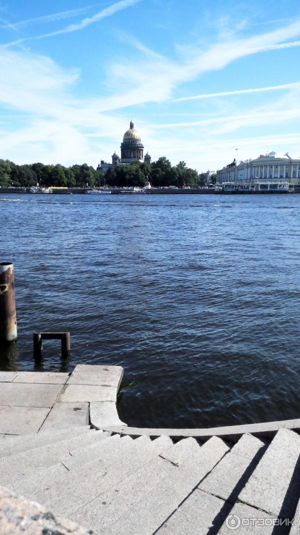 Пешая прогулка по набережной Невы на Васильевском острове (Россия, Санкт-Петербург) фото