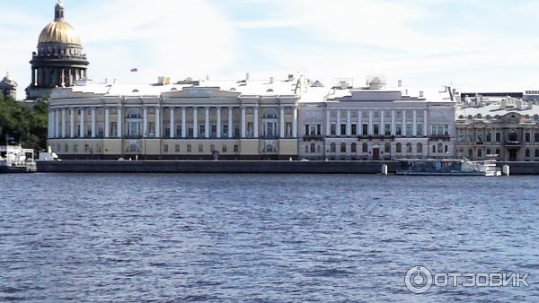 Пешая прогулка по набережной Невы на Васильевском острове (Россия, Санкт-Петербург) фото