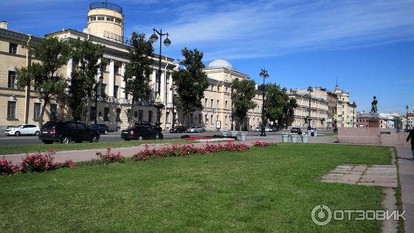 Пешая прогулка по набережной Невы на Васильевском острове (Россия, Санкт-Петербург) фото