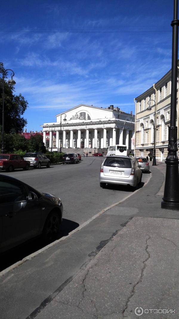 Пешая прогулка по набережной Невы на Васильевском острове (Россия, Санкт-Петербург) фото