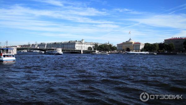 Пешая прогулка по набережной Невы на Васильевском острове (Россия, Санкт-Петербург) фото