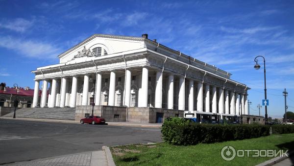 Пешая прогулка по набережной Невы на Васильевском острове (Россия, Санкт-Петербург) фото