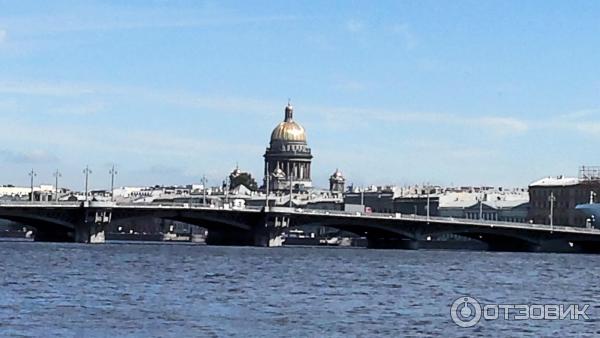 Пешая прогулка по набережной Невы на Васильевском острове (Россия, Санкт-Петербург) фото