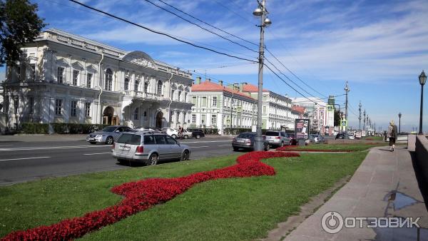 Пешая прогулка по набережной Невы на Васильевском острове (Россия, Санкт-Петербург) фото