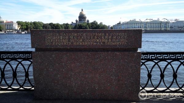 Пешая прогулка по набережной Невы на Васильевском острове (Россия, Санкт-Петербург) фото