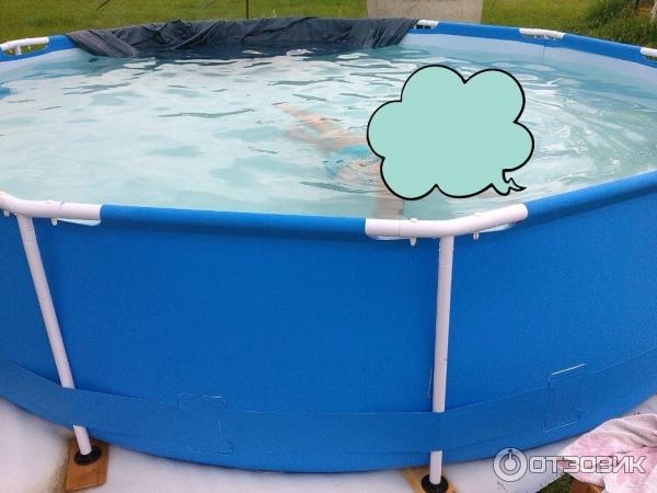 Подтекает бассейн. Заклеить каркасный бассейн Intex. Бассейн каркасный наполненный водой. Заклейка каркасного бассейна Intex. Порвалась чаша каркасного бассейна.