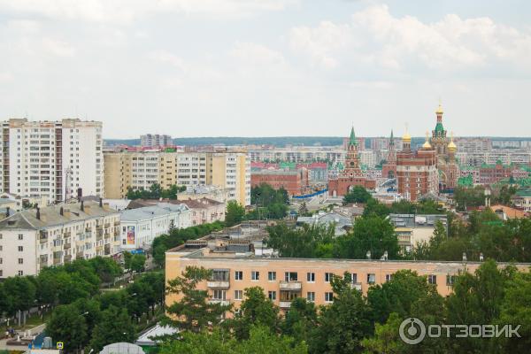 Копия кремля на фоне городского пейзажа в Йошкар-Оле