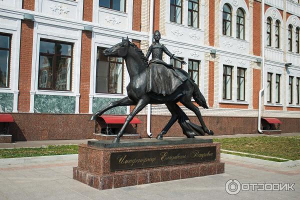 Памятник императрице Елизавете Петровне на коне