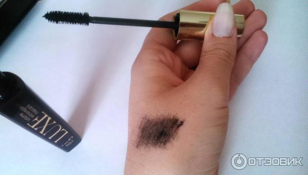 След кисточки туши Luxe volume extravagance mascara на руке