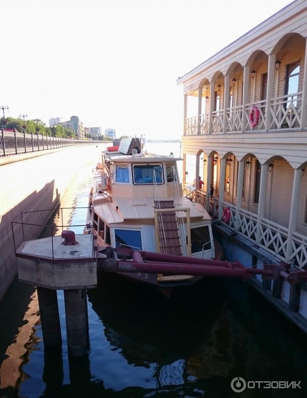 Водный трамвай астрахань. Водный трамвайчик астрахань. Водный трамвайчик астрахань. Прогулка на трамвайчике астрахань. Речные прогулки в астрахани на трамвайчике.