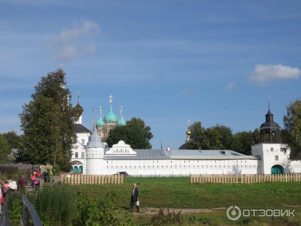 Красная площадь ярославль толга. Толга монастырь Ярославль. Толга Ярославль. Экскурсия в Толгский монастырь из Ярославля по Волге на теплоходе.