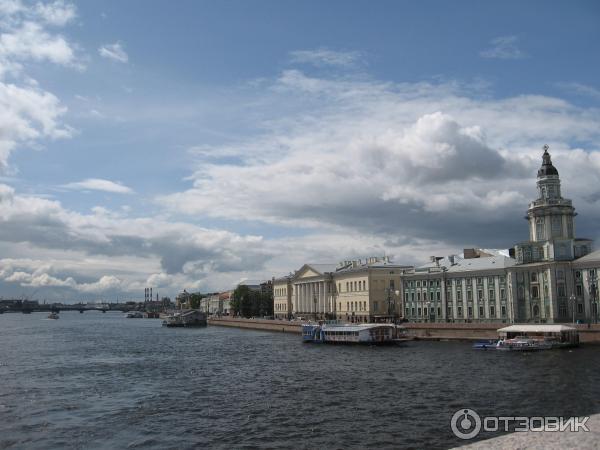 Пешая прогулка по набережной Невы на Васильевском острове (Россия, Санкт-Петербург) фото