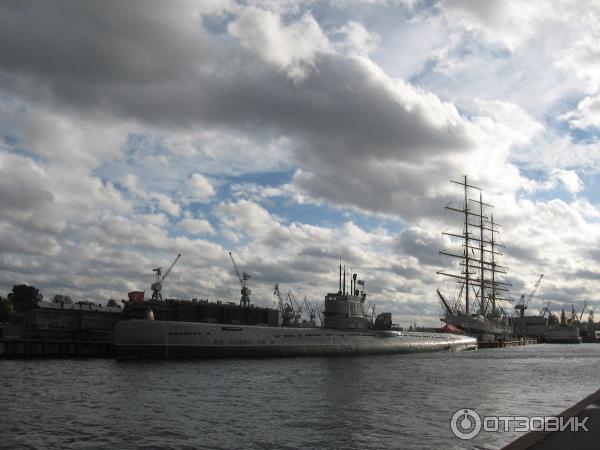 Пешая прогулка по набережной Невы на Васильевском острове (Россия, Санкт-Петербург) фото