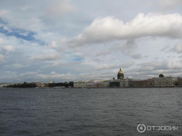 Пешая прогулка по набережной Невы на Васильевском острове (Россия, Санкт-Петербург) фото