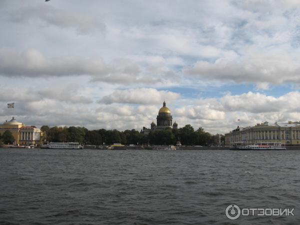 Пешая прогулка по набережной Невы на Васильевском острове (Россия, Санкт-Петербург) фото