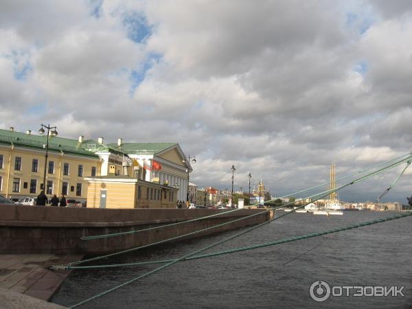 Пешая прогулка по набережной Невы на Васильевском острове (Россия, Санкт-Петербург) фото