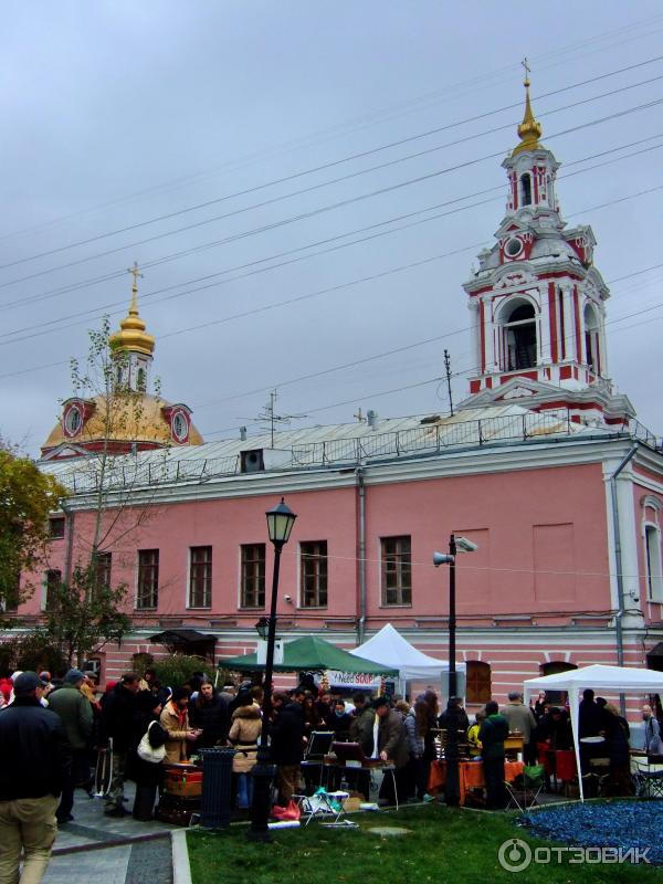 Блошиный рынок в Саду им. Баумана (Россия, Москва) фото