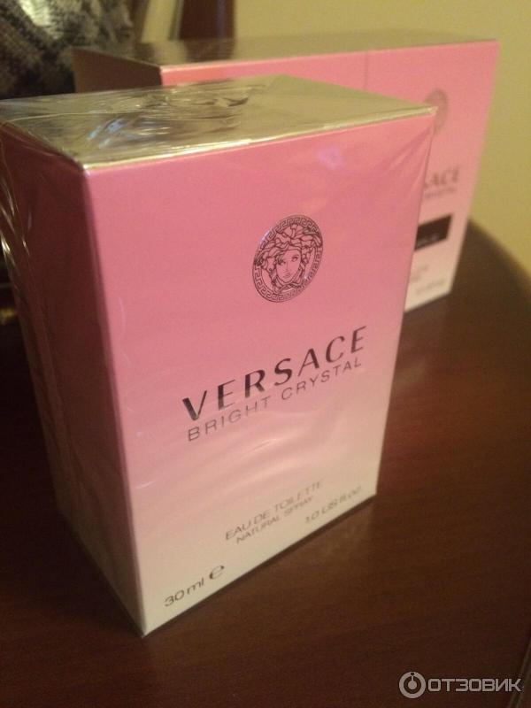 Розовые духи в летуаль. Версаче Брайт Кристалл упаковка. Versace Crystal Bright 2010. Версаче духи женские в розовой упаковке. Упаковка Версаче женского.