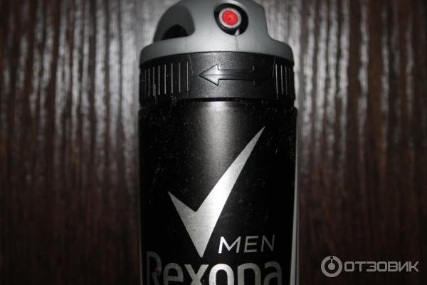 Антиперспирант спрей Rexona Men Невидимый на черном и белом фото