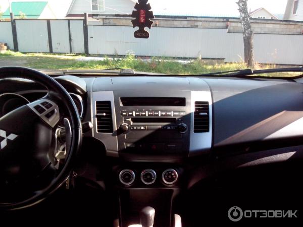 Автомобиль Mitsubishi Outlander XL кроссовер фото