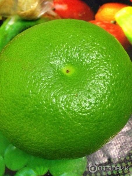 Плод цитруса зеленого цвета