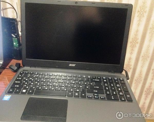 Acer Aspire E1-532 с открытой крышкой, вид спереди